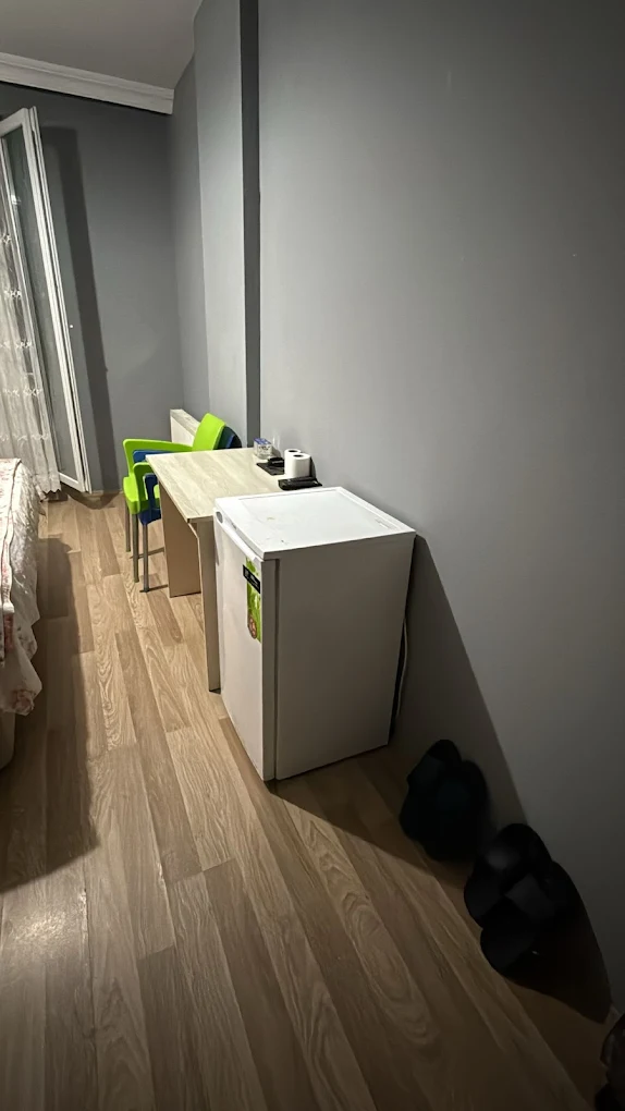 Oda İçi Buzdolabı ve Masa